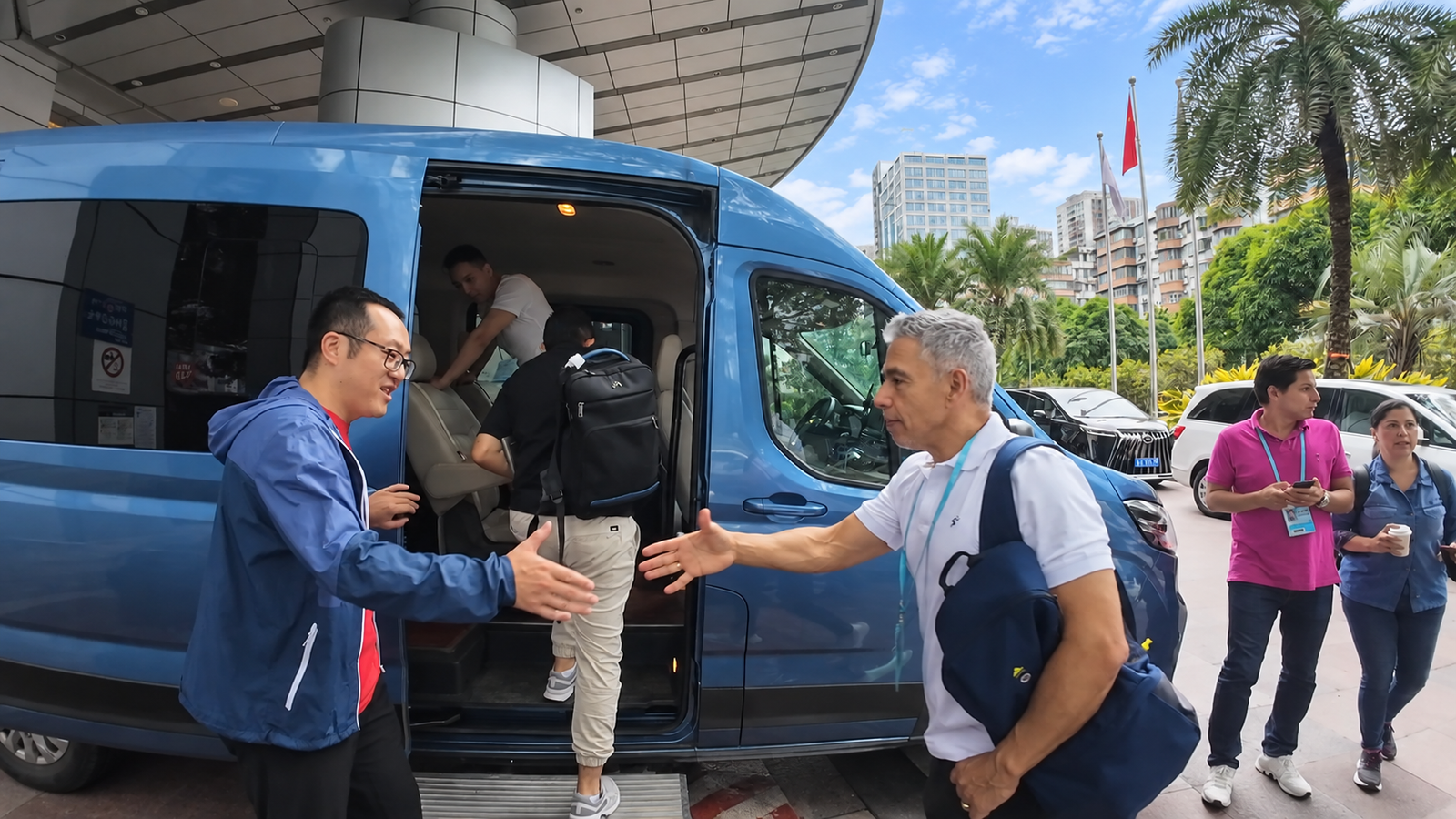 Viajantes embarcam em uma van na China.